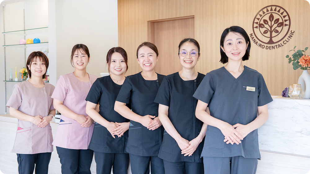 女性歯科医師と女性スタッフ